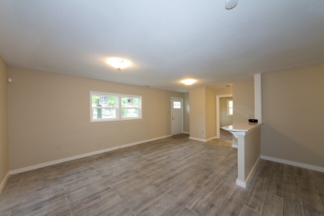 Building Photo - Completely remodeled 3 bed 1 bath home rea...