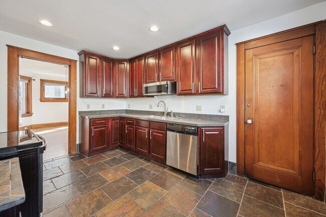 Foto del edificio - Spacious home at the top of the hill just ...