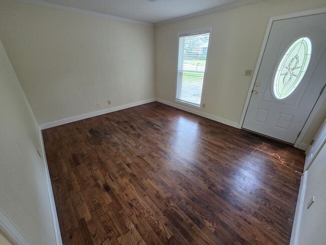 Building Photo - 3 Bedroom / 1 Bath House - Garage and Fenc...