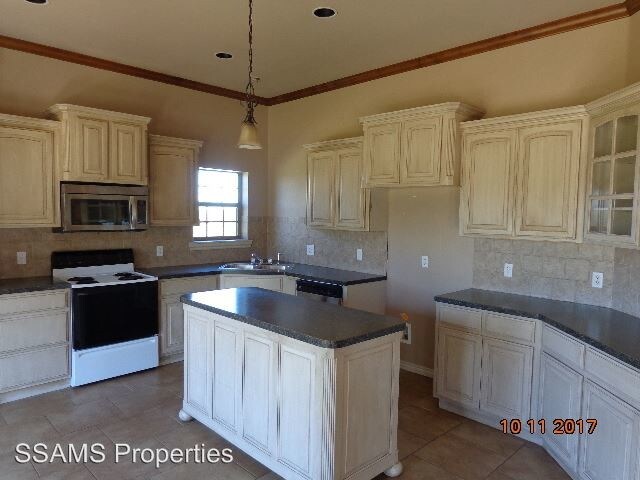 Foto del edificio - 15701 Onyx Ave