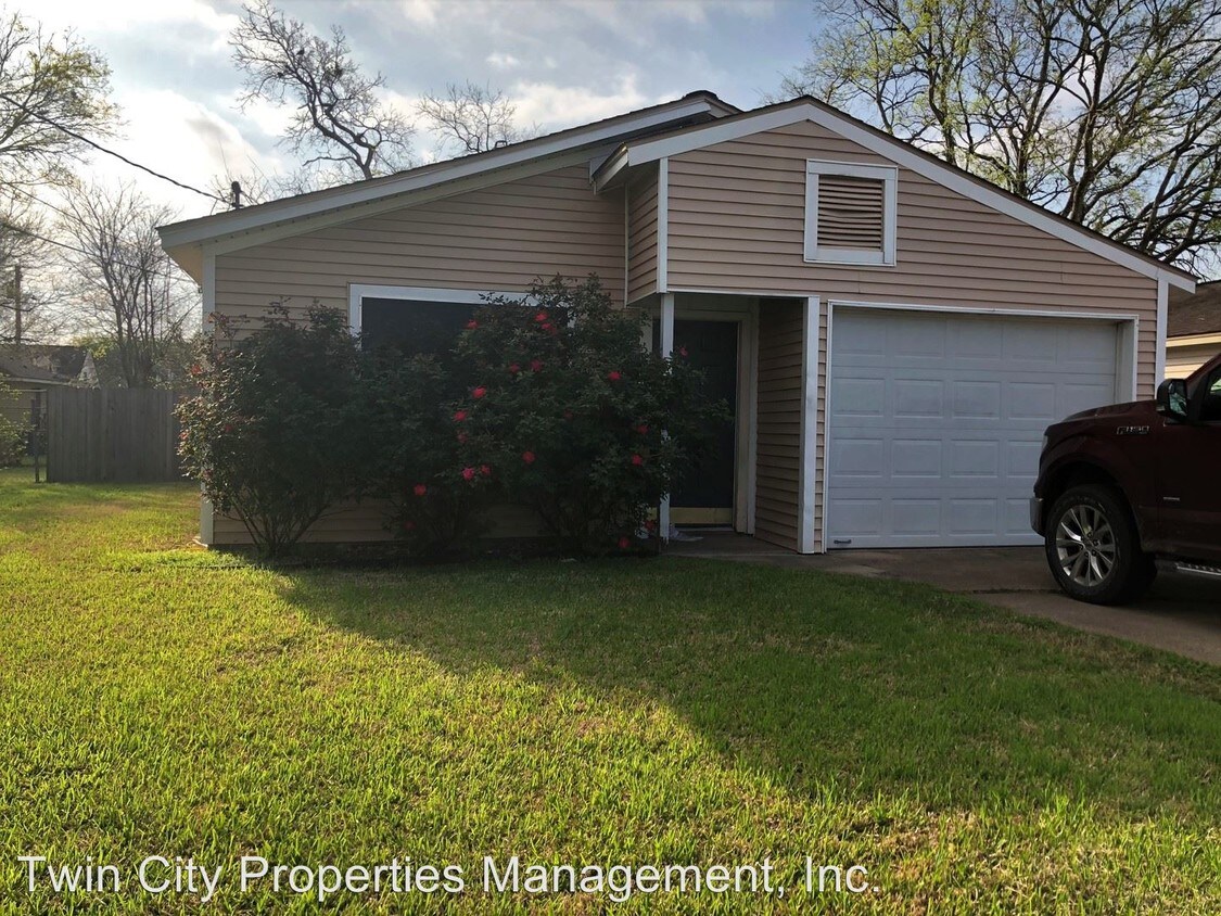 Primary Photo - 3 br, 1 bath House - 208 B Richards