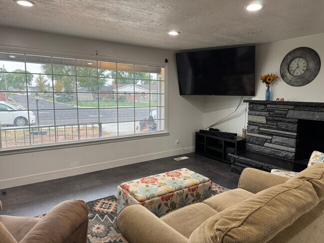 Foto del edificio - 883 E Sego Lily Dr