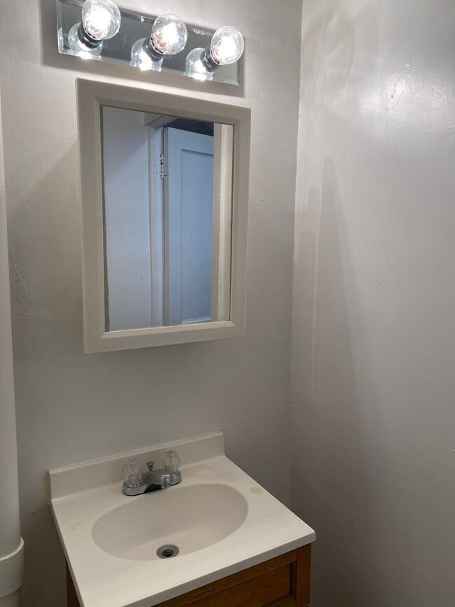 Building Photo - Vintage One Bedroom, Very Cool!