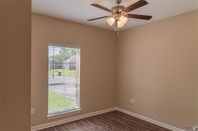 Foto del edificio - 5668 Ducros Dr