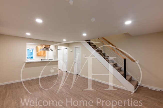 Building Photo - Spacious 2 bedroom duplex with attached garage