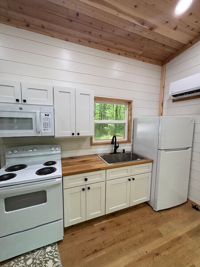 Foto del edificio - Cozy, Modern Tiny Home with Wrap-Around Po...