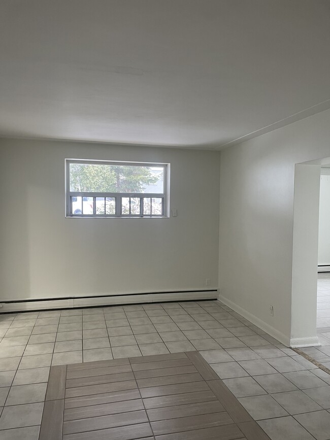 Building Photo - 2 Bedroom Unit Available