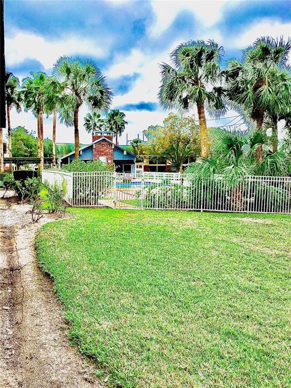 Building Photo - 200 Country Club Dr