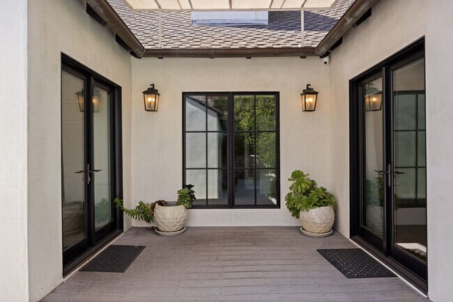Building Photo - Beautiful Two-Story Burbank Home with Pool, Hardwood Floors & Guest House