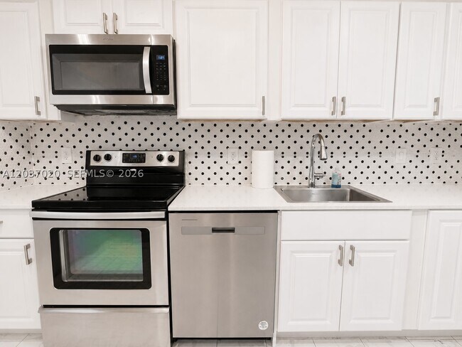 Building Photo - 20505 E Country Club Dr