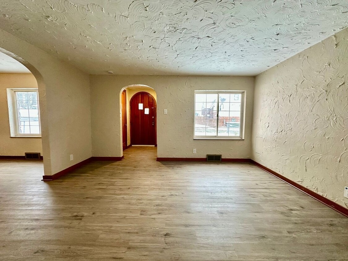 Photo - 533 Freeport Rd