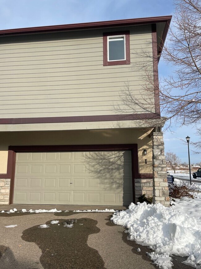 Foto del edificio - Beautiful End Unit Townhome... A must see!