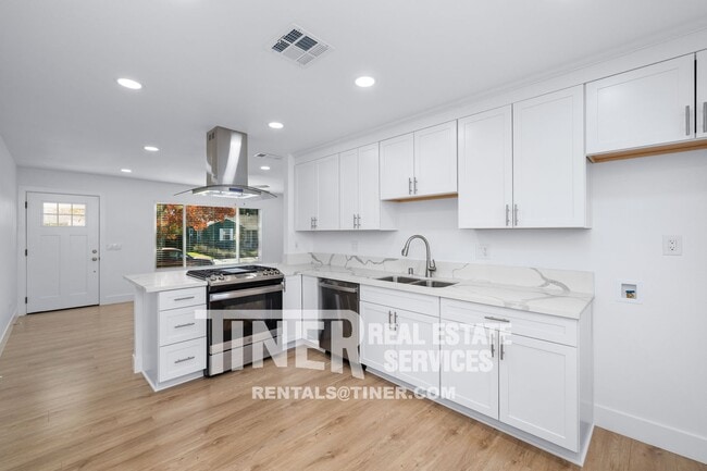 Building Photo - Absolutely Gorgeous 2 Bedroom Home