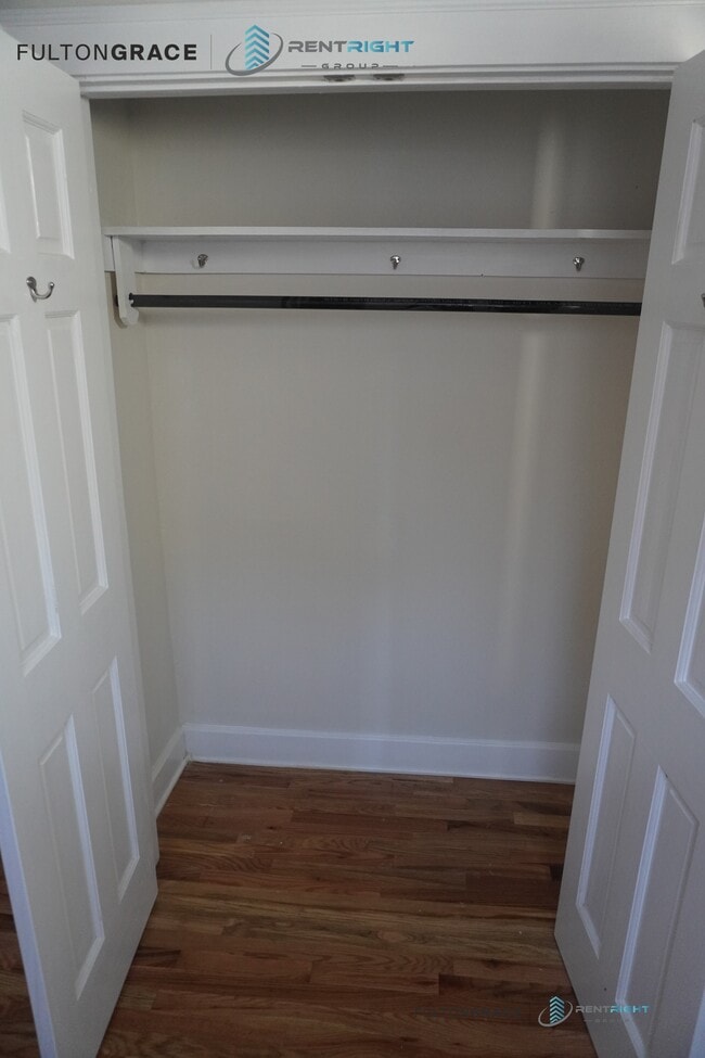 Building Photo - 1712 W Albion Ave