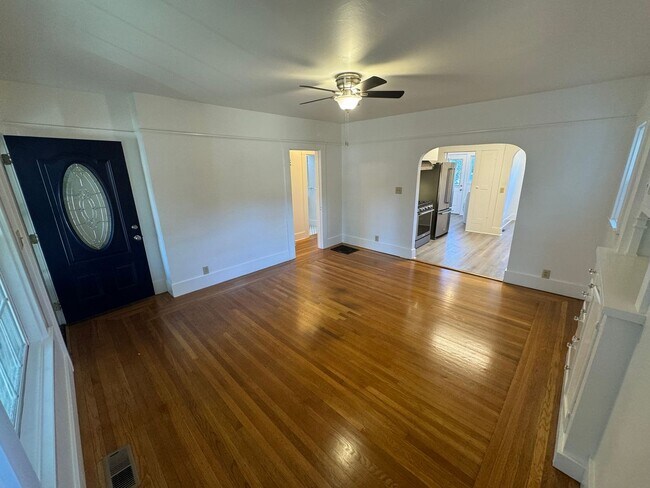 Building Photo - Two bedroom | One bathroom | Land Park hom...