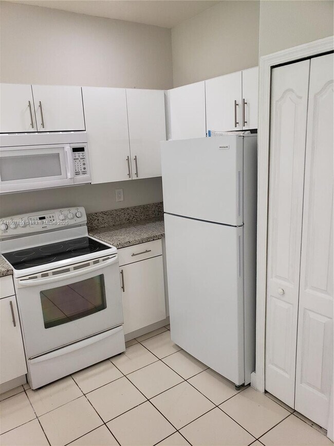 Foto del edificio - 1666 SE 27th Ct