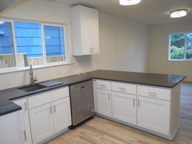 Building Photo - Completely Remodeled Home in Vibrant Sellw...