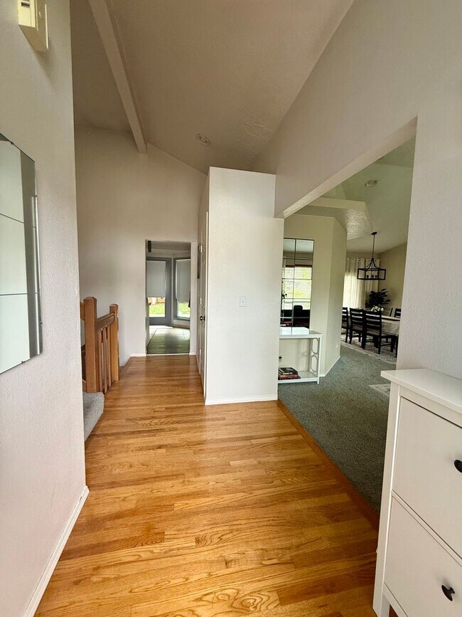 Foto del edificio - Charming 3 Bedroom Split-Level Home with Multiple Living Rooms & Spacious Back Yard