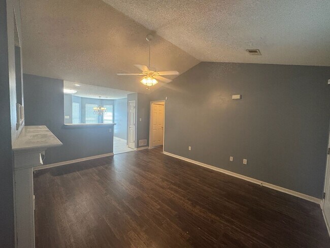 Building Photo - Olive Branch- 3 BR/2 BA Includes Lawn Main...