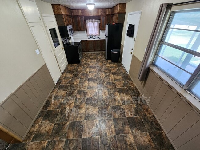 Building Photo - 1808 E 6th