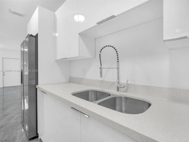 Foto del edificio - 2448 NW 42nd St
