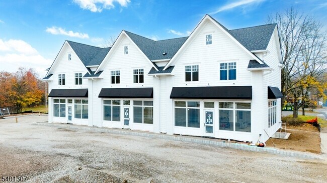 Foto del edificio - 445 Ramapo Valley Rd