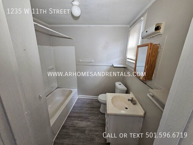 Building Photo - 1235 W 11th St