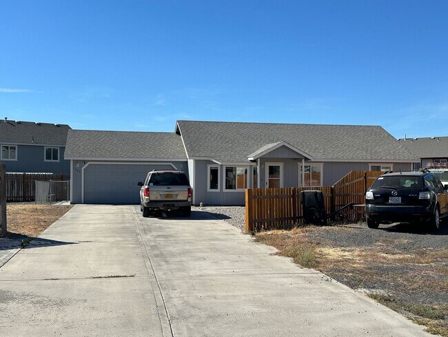 Foto del edificio - 3 bedroom, 2 bath house