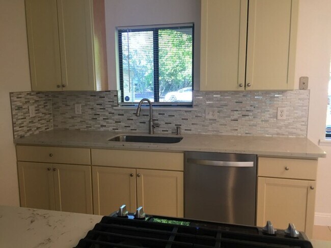 Foto del edificio - Cozy home in Carmichael- Available on 01/0...