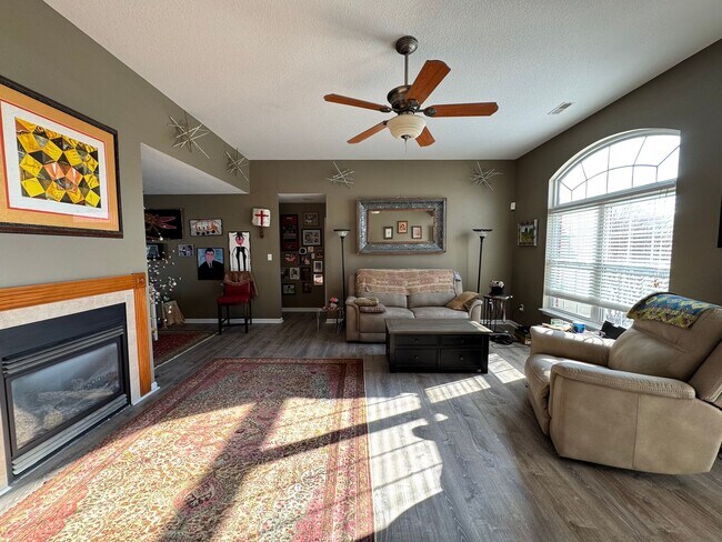 Building Photo - 3 Bedroom Home Furnished or unfurnished available