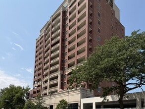 Building Photo - 828 W Grace St