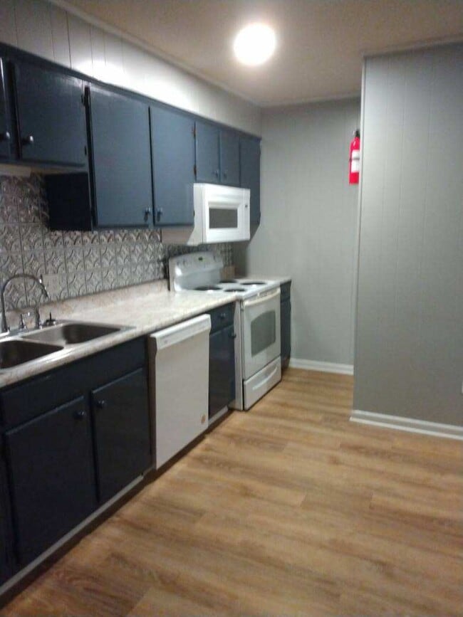 Building Photo - Pirate Cove Apartments 37-42