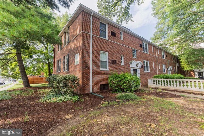 Foto del edificio - 100 N George Mason Dr