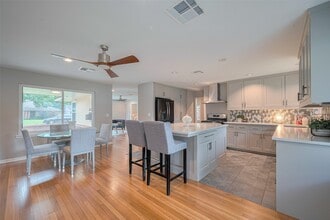 Building Photo - 5123 Saxon Dr