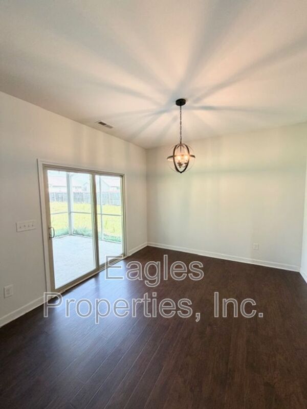 Foto del edificio - 215 Ingram Fields Dr