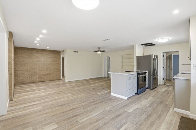 Foto del edificio - Airy and Recently Remodeled Home in NE Gainesville