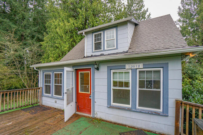 Building Photo - CUTE AND COZY TWO BEDROOM FARM HOUSE ON FI...