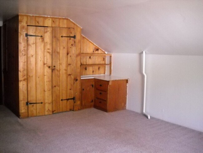 Foto del edificio - Large house with huge yard and ample pkng