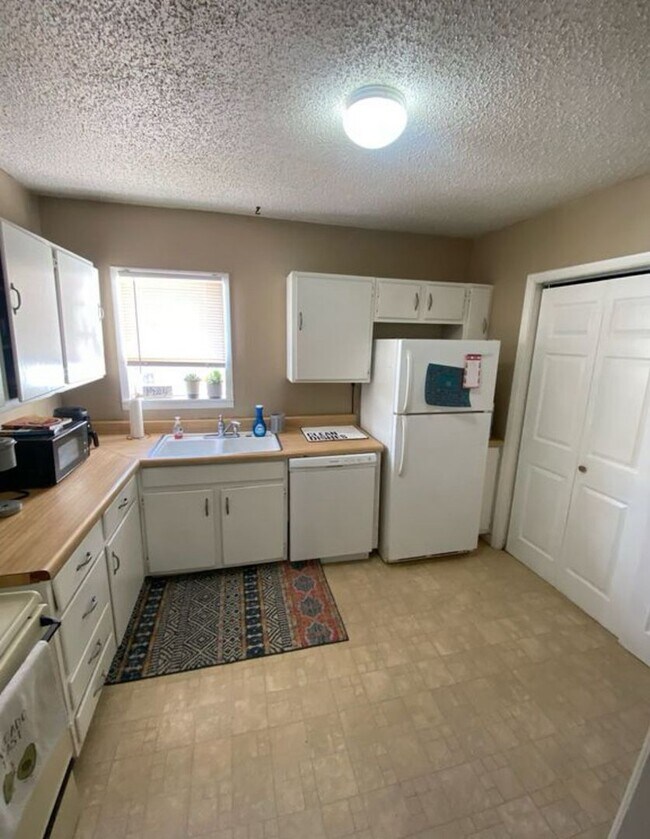 Building Photo - PRE-LEASING Nice 3 bedroom