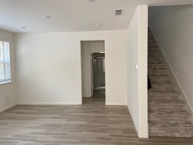 Foto del edificio - Newer solar home! 3 Bdrm, 3 Bath home off Parkside & Woodcreek Oaks Blvd