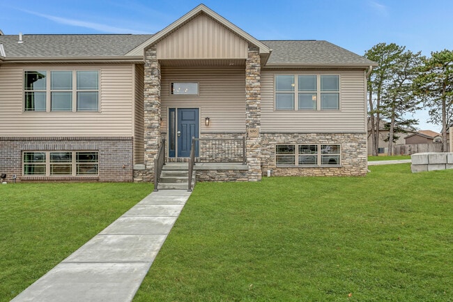 Building Photo - 8195 Regent Dr