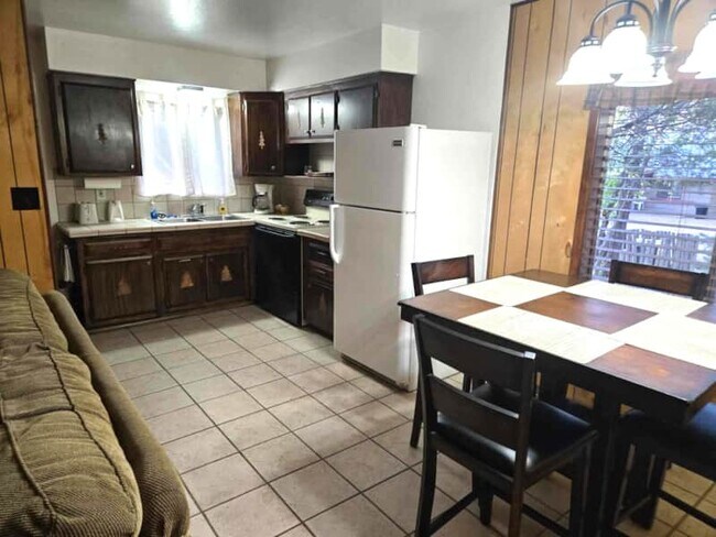 Cocina y comedor de la cabaña 1 - 165 E White Mountain Blvd