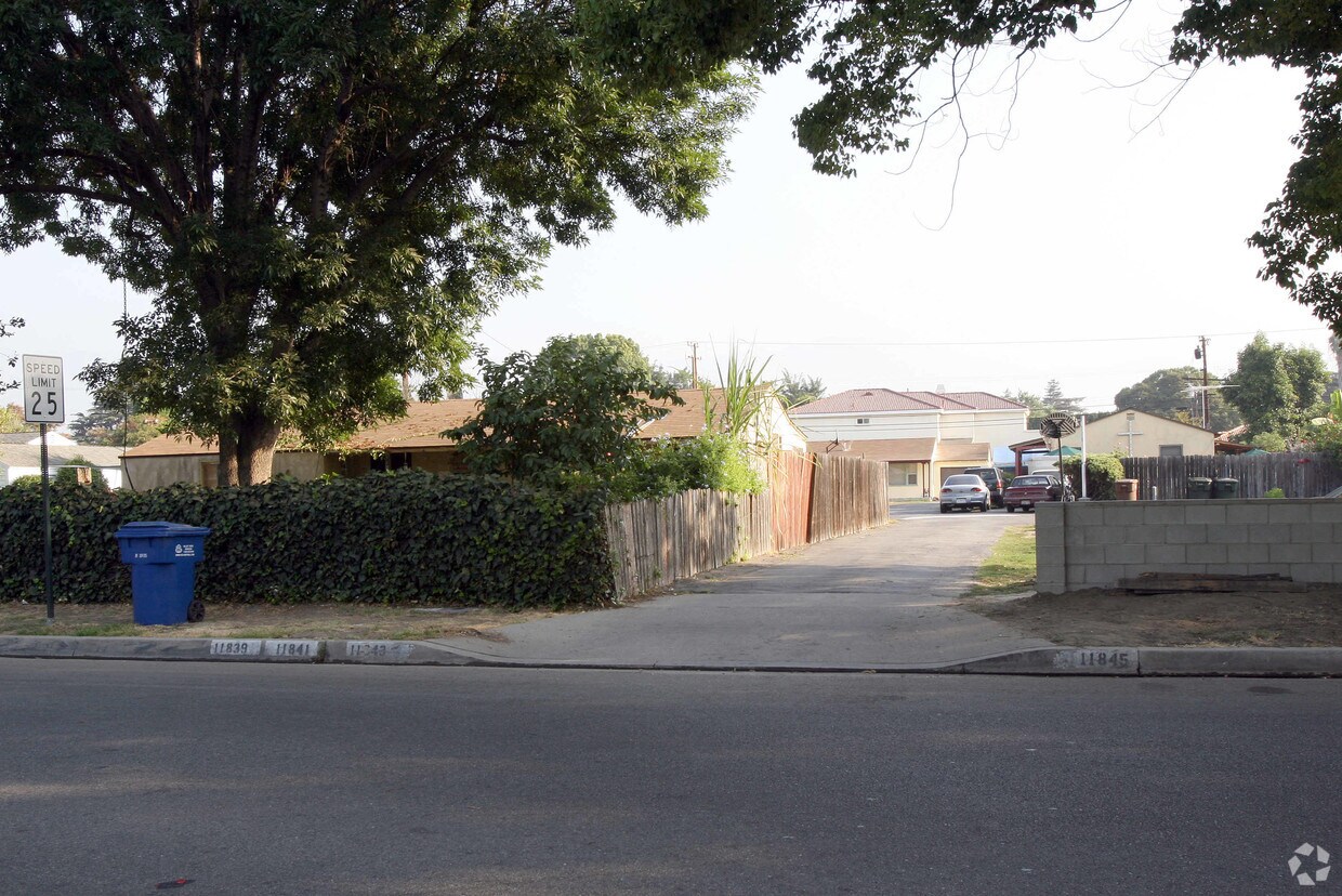 Foto del edificio - 11839-11845 Roseglen St