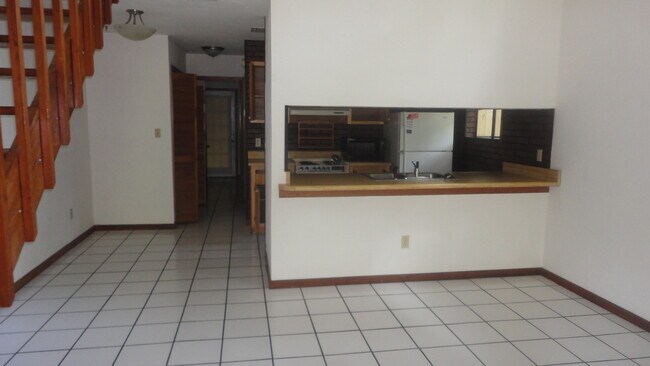 Building Photo - Spacious Two Bedroom, Two Bath Town Home L...
