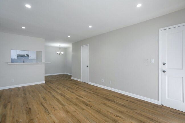 Building Photo - 633 W Sierra Madre Blvd