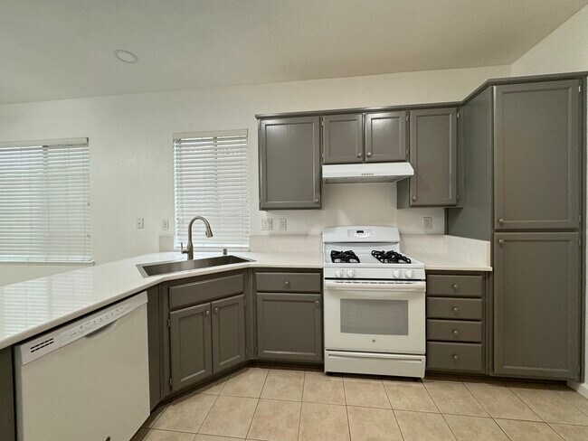 Foto del edificio - 905 Sapphire Cir