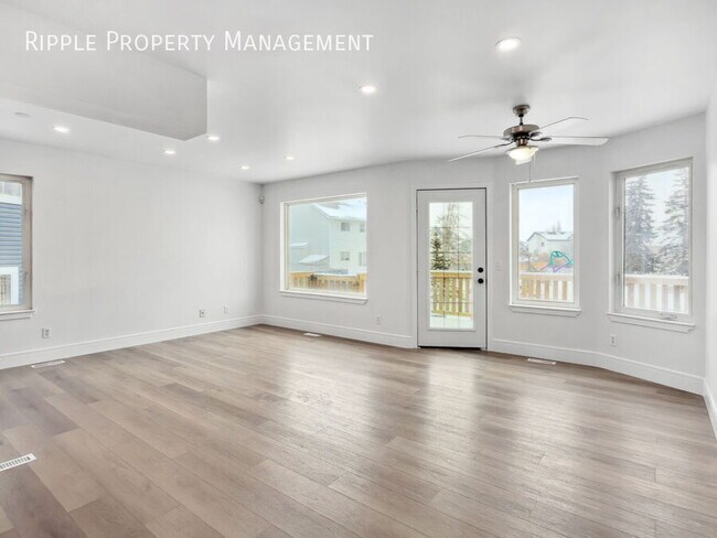 Building Photo - AMAZING 4 BEDS/ 3 BATHS HOUSE