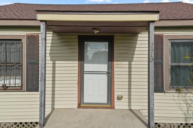 Building Photo - 210 Rouse St