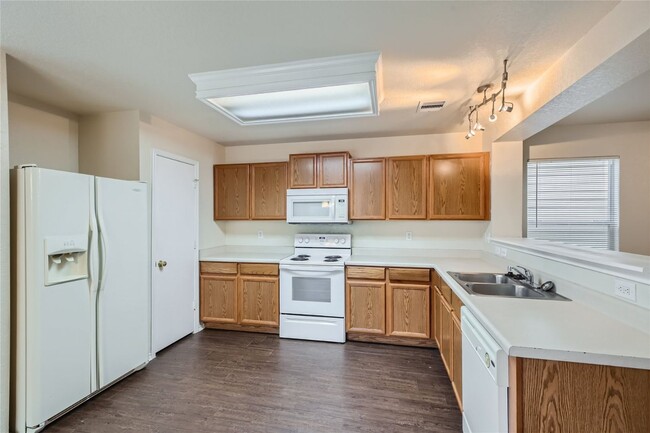 Building Photo - Spacious Home!!!