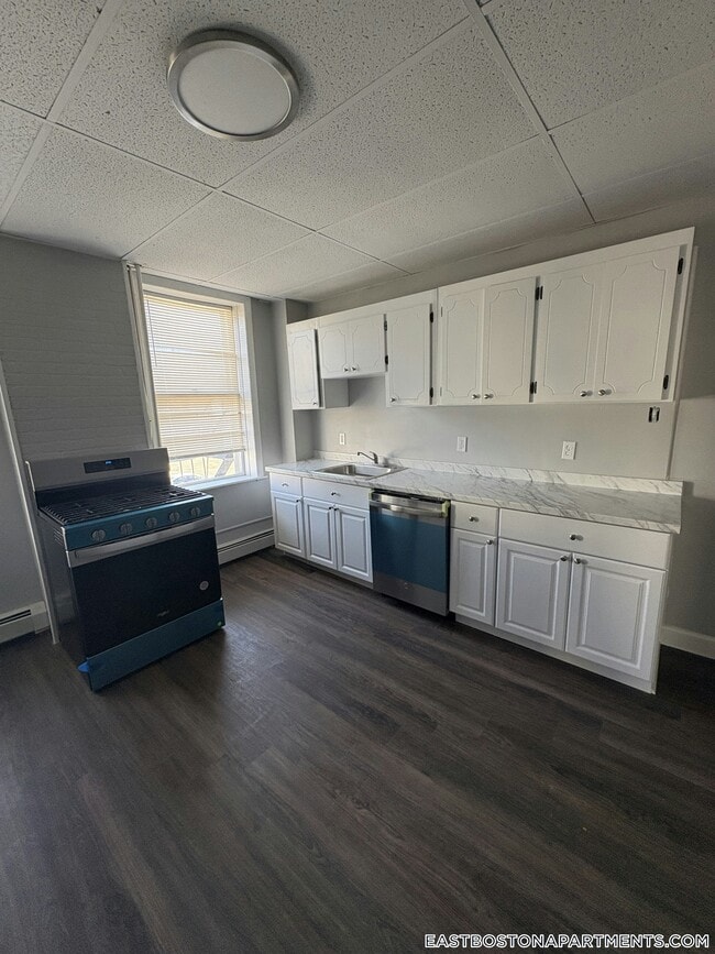 Building Photo - 273 Maverick St